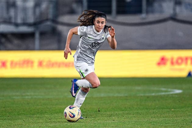 Fußball I Frauen I Saison 2025-2026 I Bundesliga I 15. Spieltag I FC Carl Zeiss Jena - VfL Wolfsburg I 18.03.2026 Judit Pujols Parera (33, VfL Wolfsburg) mit Ball Freisteller, Nahaufnahme, Porträt, Portrait, Einzelfoto, Einzelbild, Körper Jena Ernst-Abbe-Sportfeld, ad hoc Arena Thüringen Deutschland Copyright: xLobeca InesxHähnelx
