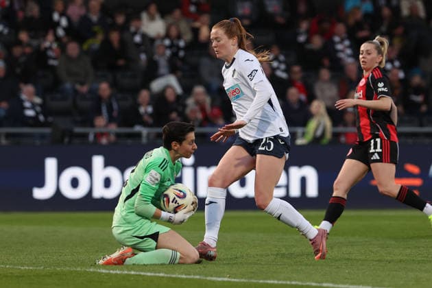 FBL - Frauen-Bundesliga Eintracht Frankfurt and TSG Hoffenheim goalkeeper Lina Altenburg (Eintracht Frankfurt), Nikee van Dijk (TSG Hoffenheim) in action, with the ball during the Google Pixel Frauen Bundesliga match between Eintracht Frankfurt and TSG Hoffenheim on March 18, 2026, at Stadion am Brentanobad in Frankfurt am Main, Germany Copyright: JoaquimxFerreira