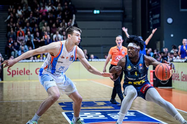 easycredit BBL Basketball Bundesliga 2025 2026 21. Spieltag Nachholspiel 18.03.2026 Science City Jena vs EWE Baskets Oldenburg v.re. am Ball Brian Fobbs (Oldenburg) gegen Lorenz Bank (Jena) Sparkassen Arena