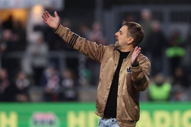 FBL - Frauen-Bundesliga Eintracht Frankfurt and TSG Hoffenheim headcoach Niko Arnautis (Eintracht Frankfurt) gestures, gives instructions, gesticulate during the Google Pixel Frauen Bundesliga match between Eintracht Frankfurt and TSG Hoffenheim on March 18, 2026, at Stadion am Brentanobad in Frankfurt am Main, Germany Copyright: JoaquimxFerreira