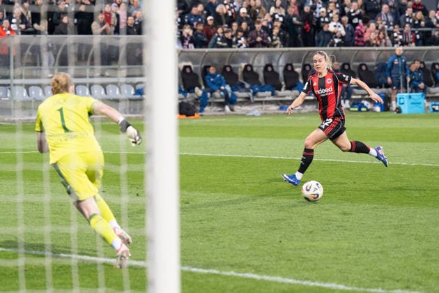 18.03.2026, xhfmx, Fussball Google Pixel Frauen-Bundesliga, Eintracht Frankfurt - TSG Hoffenheim v.l. Laura Dick (TSG 1899 Hoffenheim Frauen), Nadine Riesen (Eintracht Frankfurt Frauen) (DFL DFB REGULATIONS PROHIBIT ANY USE OF PHOTOGRAPHS as IMAGE SEQUENCES and or QUASI-VIDEO) Frankfurt am Main