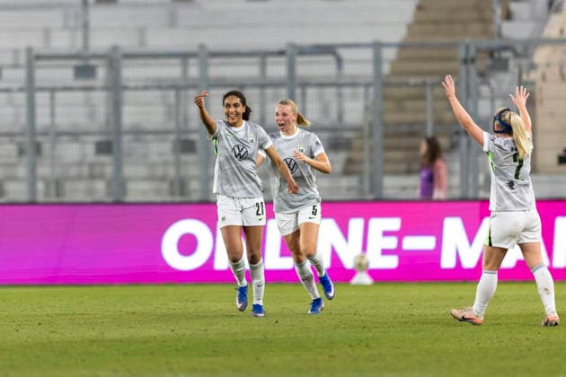 Google Pixel Frauen-Bundesliga: FC Carl Zeiss Jena vs. VfL Wolfsburg; Jena; 18.03.2026 0:2 durch Cora Zicai ( 28; VfL Wolfsburg) (links), Ella Peddemors ( 5; VfL Wolfsburg) (Bildmitte) und Thea Bjelde ( 2; VfL Wolfsburg) (rechts) Google Pixel Frauen-Bundesliga: FC Carl Zeiss Jena vs. VfL Wolfsburg; ad hoc arena im Ernst-Abbe-Sportfeld; 18.03.2026 DFB REGULATIONS PROHIBIT ANY USE OF PHOTOGRAPHS AS IMAGE SEQUENCES AND OR QUASI-VIDEO. Copyright: xBEAUTIFULxSPORTS Duehringx
