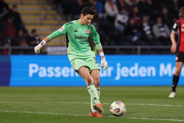 FBL - Frauen-Bundesliga Eintracht Frankfurt and TSG Hoffenheim goalkeeper Lina Altenburg (Eintracht Frankfurt) in action, with the ball during the Google Pixel Frauen Bundesliga match between Eintracht Frankfurt and TSG Hoffenheim on March 18, 2026, at Stadion am Brentanobad in Frankfurt am Main, Germany Copyright: JoaquimxFerreira