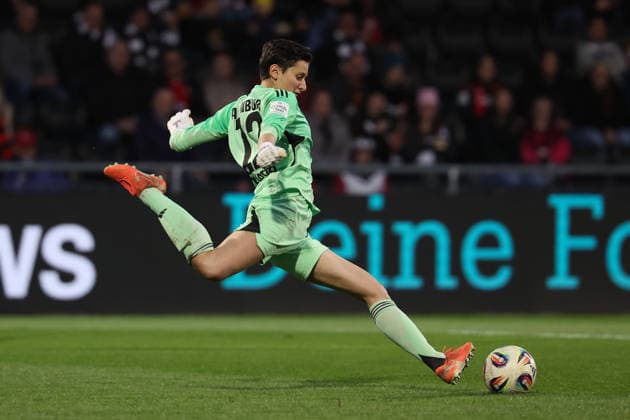 FBL - Frauen-Bundesliga Eintracht Frankfurt and TSG Hoffenheim goalkeeper Lina Altenburg (Eintracht Frankfurt) in action, with the ball during the Google Pixel Frauen Bundesliga match between Eintracht Frankfurt and TSG Hoffenheim on March 18, 2026, at Stadion am Brentanobad in Frankfurt am Main, Germany Copyright: JoaquimxFerreira