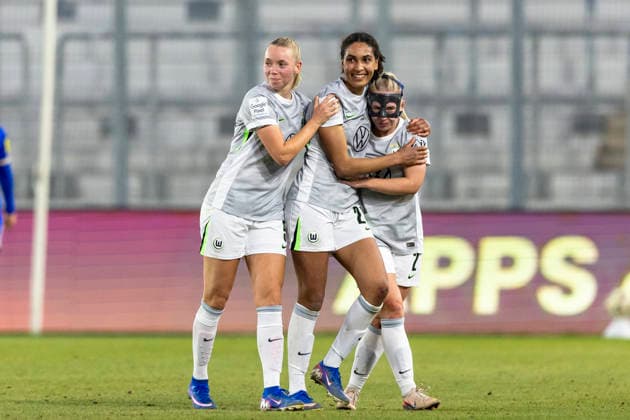 Google Pixel Frauen-Bundesliga: FC Carl Zeiss Jena vs. VfL Wolfsburg; Jena; 18.03.2026 Ella Peddemors ( 5; VfL Wolfsburg) (links), Cora Zicai ( 28; VfL Wolfsburg) und Thea Bjelde ( 2; VfL Wolfsburg) (rechts) Google Pixel Frauen-Bundesliga: FC Carl Zeiss Jena vs. VfL Wolfsburg; ad hoc arena im Ernst-Abbe-Sportfeld; 18.03.2026 DFB REGULATIONS PROHIBIT ANY USE OF PHOTOGRAPHS AS IMAGE SEQUENCES AND OR QUASI-VIDEO. *** Google Pixel Frauen Bundesliga FC Carl Zeiss Jena vs VfL Wolfsburg Jena 18 03 2026 Ella Peddemors 5 VfL Wolfsburg left , Cora Zicai 28 VfL Wolfsburg and Thea Bjelde 2 VfL Wolfsburg right Google Pixel Frauen Bundesliga FC Carl Zeiss Jena vs VfL Wolfsburg ad hoc arena im Ernst Abbe Sportfeld 18 03 2026 DFB REGULATIONS PROHIBIT ANY USE OF PHOTOGRAPHS AS IMAGE SEQUENCES AND OR QUASI VIDEO Copyright: xBEAUTIFULxSPORTS Duehringx