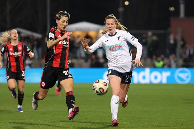 FBL - Frauen-Bundesliga Eintracht Frankfurt and TSG Hoffenheim Sara Doorsoun Khajeh (Eintracht Frankfurt), Nikee van Dijk (TSG Hoffenheim) battles for the Ball during the Google Pixel Frauen Bundesliga match between Eintracht Frankfurt and TSG Hoffenheim on March 18, 2026, at Stadion am Brentanobad in Frankfurt am Main, Germany Copyright: JoaquimxFerreira