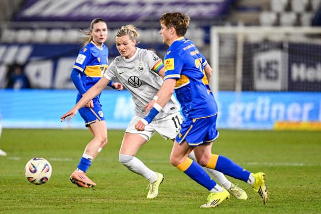 Fußball I Frauen I Saison 2025-2026 I Bundesliga I 15. Spieltag I FC Carl Zeiss Jena - VfL Wolfsburg I 18.03.2026 Zweikampf Alexandra Popp (11, VfL Wolfsburg) gegen Gwendolyn Mummert (27, FC Carl Zeiss Jena) Jena Ernst-Abbe-Sportfeld, ad hoc Arena Thüringen Deutschland Copyright: xLobeca InesxHähnelx