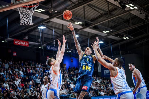 easycredit BBL Basketball Bundesliga 2025 2026 21. Spieltag Nachholspiel 18.03.2026 Science City Jena vs EWE Baskets Oldenburg Michale Kyser (Oldenburg) mit dem Korbleger gegen links Lorenz Bank (Jena) Sparkassen Arena
