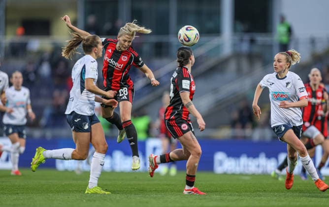 GER, Frankfurt, Eintracht Frankfurt vs TSG Hoffenheim, Google Pixel Bundesliga, Fussball, DFB, Spielzeit 2025 2026, Stadion am Brentanobad, 15. Spieltag im Bild v.l.: Lisann Kaut (TSG Hoffenheim Frauen 4), Rebecka Blomqvist (Eintracht Frankfurt Frauen 28) DFB DFL REGULATIONS PROHIBIT ANY USE OF PHOTOGRAPHS AS IMAGE SEQUENCES AND OR QUASI-VIDEO, 18.03.2026 Copyright: HMBxMedia HendrikxHamelau
