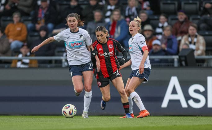 GER, Frankfurt, Eintracht Frankfurt vs TSG Hoffenheim, Google Pixel Bundesliga, Fussball, DFB, Spielzeit 2025 2026, Stadion am Brentanobad, 15. Spieltag im Bild v.l.: Chiara Hahn (TSG Hoffenheim Frauen 23), Ereleta Memeti (Eintracht Frankfurt Frauen 27) DFB DFL REGULATIONS PROHIBIT ANY USE OF PHOTOGRAPHS AS IMAGE SEQUENCES AND OR QUASI-VIDEO, 18.03.2026 Copyright: HMBxMedia HendrikxHamelau