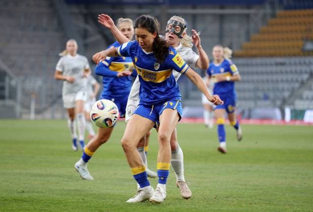 GER, Fussball, Frauen Bundesliga, FC Carl Zeiss Jena vs VFL Wolfsburg 18.03.2026, Jena, Ernst-Abbe-Sportfeld, ad hoc-Arena, GER, Saison 2025 2026, Google Pixel Frauen Bundesliga, 15. Spieltag, Nachholspiel, FC Carl Zeiss Jena vs VFL Wolfsburg im Bild Suya Haering (Jena) gegen Thea Bjelde (Wolfsburg) DFL regulations prohibit any use of photographs as image sequences and or quasi-video