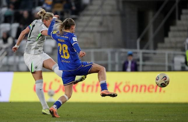 GER, Fussball, Frauen Bundesliga, FC Carl Zeiss Jena vs VFL Wolfsburg 18.03.2026, Jena, Ernst-Abbe-Sportfeld, ad hoc-Arena, GER, Saison 2025 2026, Google Pixel Frauen Bundesliga, 15. Spieltag, Nachholspiel, FC Carl Zeiss Jena vs VFL Wolfsburg im Bild Alexandra Popp (Wolfsburg) erzielt das Tor zum 0:1 DFL regulations prohibit any use of photographs as image sequences and or quasi-video