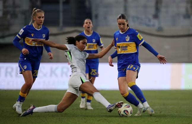 GER, Fussball, Frauen Bundesliga, FC Carl Zeiss Jena vs VFL Wolfsburg 18.03.2026, Jena, Ernst-Abbe-Sportfeld, ad hoc-Arena, GER, Saison 2025 2026, Google Pixel Frauen Bundesliga, 15. Spieltag, Nachholspiel, FC Carl Zeiss Jena vs VFL Wolfsburg im Bild Rieke Tietz (Jena) gegen Cora Zicai (Wolfsburg) DFL regulations prohibit any use of photographs as image sequences and or quasi-video