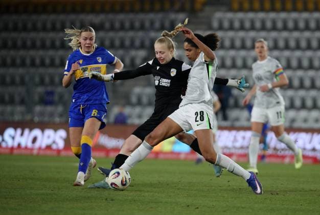 GER, Fussball, Frauen Bundesliga, FC Carl Zeiss Jena vs VFL Wolfsburg 18.03.2026, Jena, Ernst-Abbe-Sportfeld, ad hoc-Arena, GER, Saison 2025 2026, Google Pixel Frauen Bundesliga, 15. Spieltag, Nachholspiel, FC Carl Zeiss Jena vs VFL Wolfsburg im Bild Torhueterin Jasmin Janning (Jena) gegen Cora Zicai (Wolfsburg) DFL regulations prohibit any use of photographs as image sequences and or quasi-video
