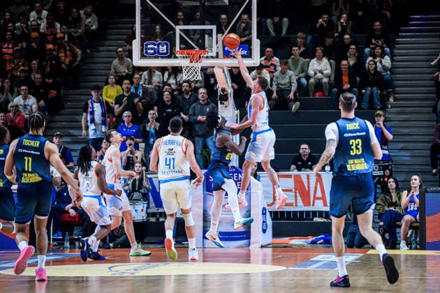 easycredit BBL Basketball Bundesliga 2025 2026 21. Spieltag Nachholspiel 18.03.2026 Science City Jena vs EWE Baskets Oldenburg Mitte: Joe Wieskamp (Jena) mit dem Korbleger gegen Brian Fobbs (Oldenburg) Sparkassen Arena