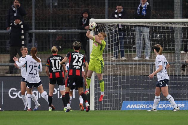 FBL - Frauen-Bundesliga Eintracht Frankfurt and TSG Hoffenheim goalkeeper Laura Dick (TSG Hoffenheim) in action, with the ball during the Google Pixel Frauen Bundesliga match between Eintracht Frankfurt and TSG Hoffenheim on March 18, 2026, at Stadion am Brentanobad in Frankfurt am Main, Germany Copyright: JoaquimxFerreira