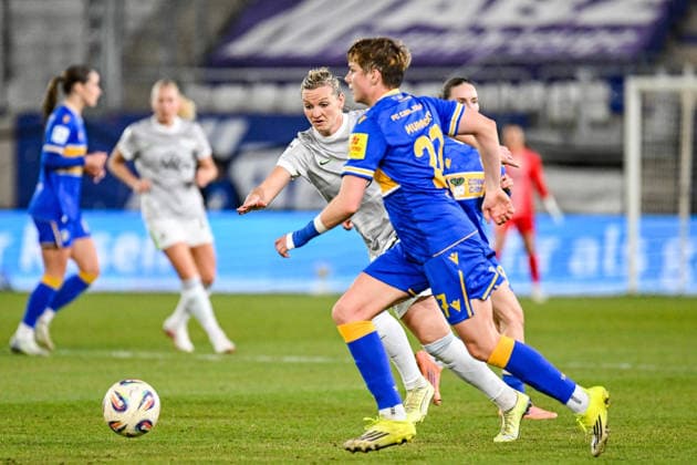 Fußball I Frauen I Saison 2025-2026 I Bundesliga I 15. Spieltag I FC Carl Zeiss Jena - VfL Wolfsburg I 18.03.2026 Zweikampf Alexandra Popp (11, VfL Wolfsburg) gegen Gwendolyn Mummert (27, FC Carl Zeiss Jena) Jena Ernst-Abbe-Sportfeld, ad hoc Arena Thüringen Deutschland Copyright: xLobeca InesxHähnelx