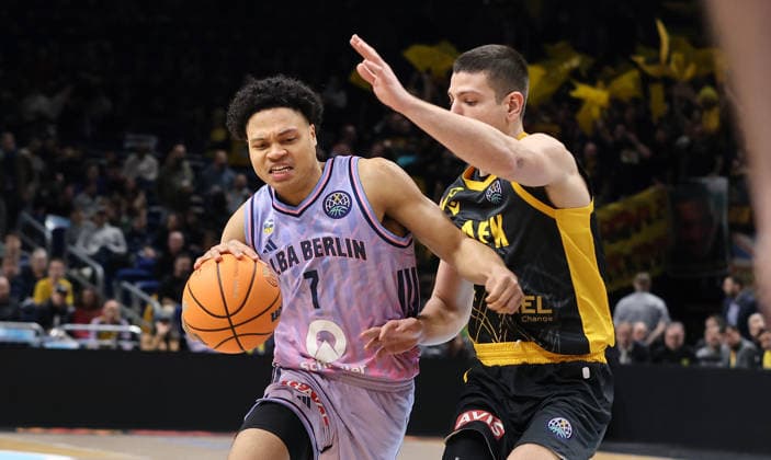 Jack Kayil, Dimitris Flionis Zweikampf Spielszene Aktion Basketball Champions League CL Herren Saison 2025 2026 18.03.2026 ALBA Berlin vs. AEK BC Athen