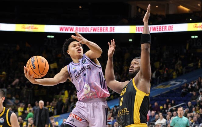 Jack Kayil, Rai Quan Gray Zweikampf Spielszene Aktion Basketball Champions League CL Herren Saison 2025 2026 18.03.2026 ALBA Berlin vs. AEK BC Athen