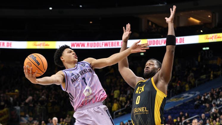 Jack Kayil, Rai Quan Gray Zweikampf Spielszene Aktion Basketball Champions League CL Herren Saison 2025 2026 18.03.2026 ALBA Berlin vs. AEK BC Athen
