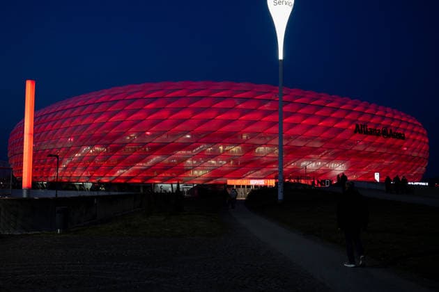 Allianz Arena von aussen, in rot beleuchtet, FC Bayern Muenchen vs. Atalanta Bergamo, Fussball, UEFA Champions League, Achtelfinale Rueckspiel, 18.03.2026 DFB regulations prohibit any use of photographs as image sequences and or quasi-video Muenchen Bayern Deutschland