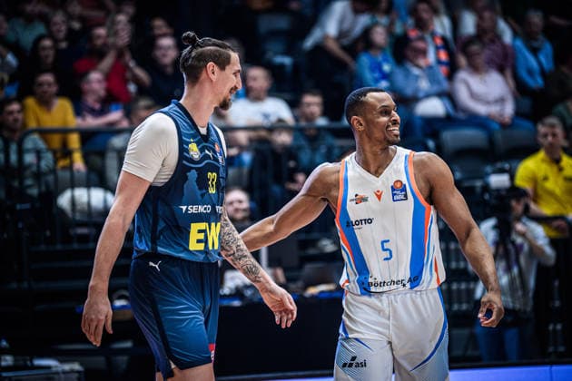 easycredit BBL Basketball Bundesliga 2025 2026 21. Spieltag Nachholspiel 18.03.2026 Science City Jena vs EWE Baskets Oldenburg v.re. Chris Carter (Jena) gibt Gegenspieler Tomislav Zubcic (Oldenburg) einen freundschaftlichen Klapps auf den Rücken Sparkassen Arena