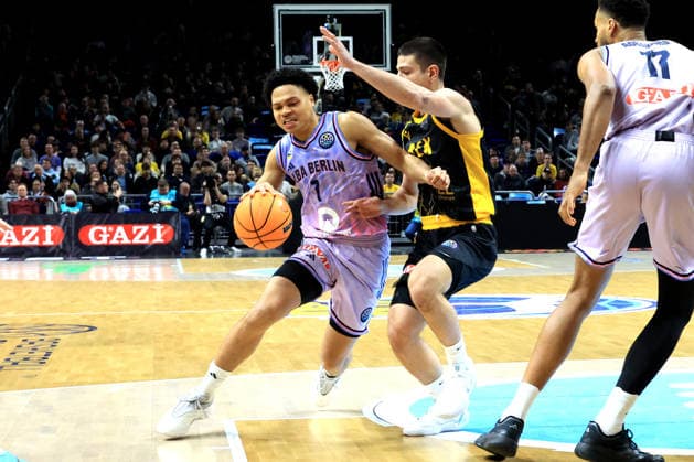ALBA vs.Armani Mailand 26.10.2023, EuroLeague, ALBA vs.Armani Mailand im Bild Jack Kayil( ALBA Berlin 7), Dimitris Flionis (Athen 7)