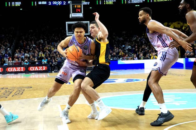 ALBA vs.Armani Mailand 26.10.2023, EuroLeague, ALBA vs.Armani Mailand im Bild Jack Kayil( ALBA Berlin 7), Dimitris Flionis (Athen 7)