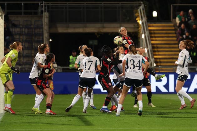 FBL - Frauen-Bundesliga Eintracht Frankfurt and TSG Hoffenheim goalkeeper Laura Dick (TSG Hoffenheim), Laura Freigang (Eintracht Frankfurt) in action, with the ball during the Google Pixel Frauen Bundesliga match between Eintracht Frankfurt and TSG Hoffenheim on March 18, 2026, at Stadion am Brentanobad in Frankfurt am Main, Germany Copyright: JoaquimxFerreira