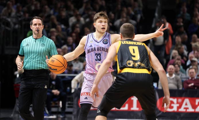 Bennet Hundt am Ball, Lukas Lekavicius Zweikampf Spielszene Aktion Basketball Champions League CL Herren Saison 2025 2026 18.03.2026 ALBA Berlin vs. AEK BC Athen