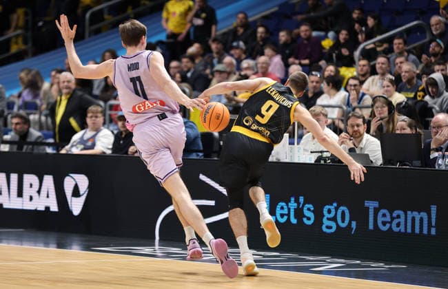 Moses Wood, Lukas Lekavicius Zweikampf Spielszene Aktion Basketball Champions League CL Herren Saison 2025 2026 18.03.2026 ALBA Berlin vs. AEK BC Athen