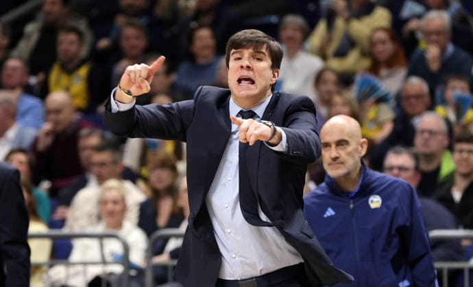 Trainer Pedro Calles gibt Anweisungen Aktion Oberkörper Basketball Champions League CL Herren Saison 2025 2026 18.03.2026 ALBA Berlin vs. AEK BC Athen