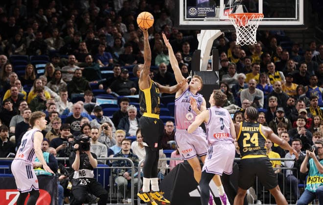 James Nunnally am Ball, Sam Griesel Zweikampf Spielszene Aktion Basketball Champions League CL Herren Saison 2025 2026 18.03.2026 ALBA Berlin vs. AEK BC Athen