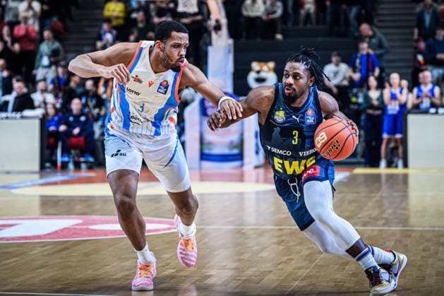 easycredit BBL Basketball Bundesliga 2025 2026 21. Spieltag Nachholspiel 18.03.2026 Science City Jena vs EWE Baskets Oldenburg v.re. am Ball Christopher Clemons (Oldenburg) gegen William McNair JR. (Jena) Sparkassen Arena