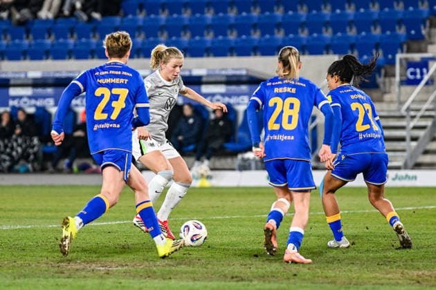 Fußball I Frauen I Saison 2025-2026 I Bundesliga I 15. Spieltag I FC Carl Zeiss Jena - VfL Wolfsburg I 18.03.2026 Justine Kielland (18, VfL Wolfsburg) wird von 3 Jenaer Spielerinnen angelaufen v.l.n.r. Gwendolyn Mummert (27, FC Carl Zeiss Jena), Emily Reske (28, FC Carl Zeiss Jena) und Josephine Bonsu (23, FC Carl Zeiss Jena) Jena Ernst-Abbe-Sportfeld, ad hoc Arena Thüringen Deutschland Copyright: xLobeca InesxHähnelx