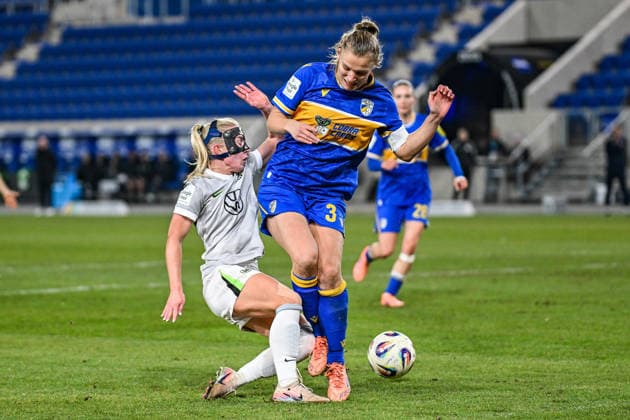 Fußball I Frauen I Saison 2025-2026 I Bundesliga I 15. Spieltag I FC Carl Zeiss Jena - VfL Wolfsburg I 18.03.2026 Hartes Einsteigen von Toma Ihlenburg (3, FC Carl Zeiss Jena) gegen Thea Bjelde (2, VfL Wolfsburg) Jena Ernst-Abbe-Sportfeld, ad hoc Arena Thüringen Deutschland Copyright: xLobeca InesxHähnelx
