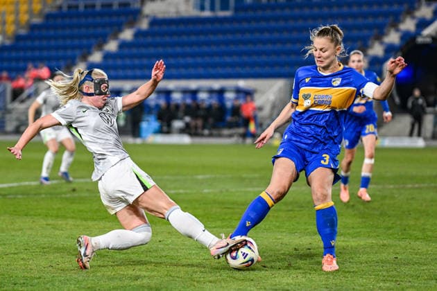 Fußball I Frauen I Saison 2025-2026 I Bundesliga I 15. Spieltag I FC Carl Zeiss Jena - VfL Wolfsburg I 18.03.2026 Zweikampf Thea Bjelde (2, VfL Wolfsburg) und Toma Ihlenburg (3, FC Carl Zeiss Jena) haben beide den Fuß am Ball Jena Ernst-Abbe-Sportfeld, ad hoc Arena Thüringen Deutschland Copyright: xLobeca InesxHähnelx