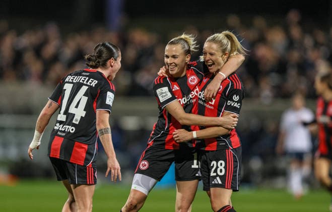 GER, Frankfurt, Eintracht Frankfurt vs TSG Hoffenheim, Google Pixel Bundesliga, Fussball, DFB, Spielzeit 2025 2026, Stadion am Brentanobad, 15. Spieltag im Bild: Rebecka Blomqvist (Eintracht Frankfurt Frauen 28) erzielt das 2:0, Tor, Jubel und Freude, Emotionen, Geraldine Reuteler (Eintracht Frankfurt Frauen 14), Laura Freigang (Eintracht Frankfurt Frauen 10) DFB DFL REGULATIONS PROHIBIT ANY USE OF PHOTOGRAPHS AS IMAGE SEQUENCES AND OR QUASI-VIDEO, 18.03.2026 *** GER, Frankfurt, Eintracht Frankfurt vs TSG Hoffenheim, Google Pixel Bundesliga, Football, DFB, Season 2025 2026, Stadion am Brentanobad, 15 Matchday in picture Rebecka Blomqvist Eintracht Frankfurt Women 28 scores the 2 0, goal, cheers and joy, emotions, Geraldine Reuteler Eintracht Frankfurt Frauen 14 , Laura Freigang Eintracht Frankfurt Frauen 10 DFB DFL REGULATIONS PROHIBIT ANY USE OF PHOTOGRAPHS AS IMAGE SEQUENCES AND OR QUASI VIDEO, 18 03 2026 Copyright: HMBxMedia HendrikxHamelau