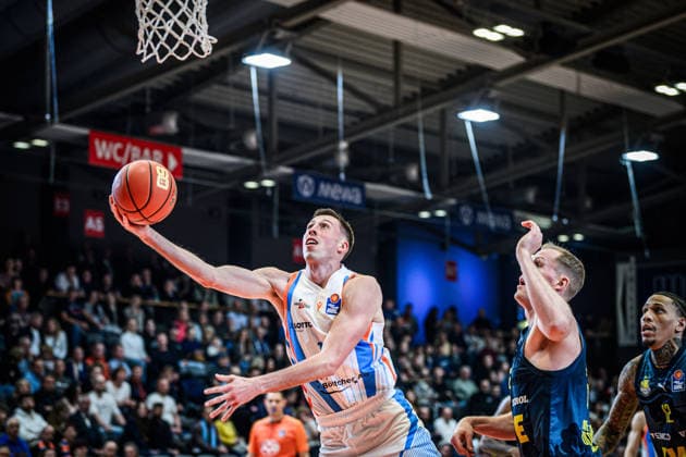 easycredit BBL Basketball Bundesliga 2025 2026 21. Spieltag Nachholspiel 18.03.2026 Science City Jena vs EWE Baskets Oldenburg Joe Wieskamp (Jena) mit dem Korbleger gegen Seth Hinrichs (OIdenburg) Sparkassen Arena