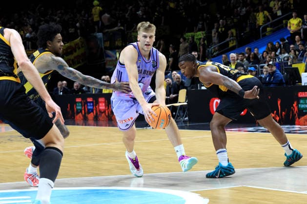 ALBA vs.Armani Mailand 26.10.2023, EuroLeague, ALBA vs.Armani Mailand im Bild Sam Griesel (ALBA Berlin 5), Greg Brown (Athen 2), James Nunnally (Athen 21)