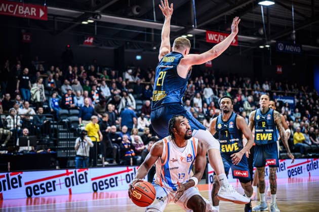 easycredit BBL Basketball Bundesliga 2025 2026 21. Spieltag Nachholspiel 18.03.2026 Science City Jena vs EWE Baskets Oldenburg Keith Braxton (Jena) am Ball, Seth Hinrichs (Oldenburg) in der Luft auf seinem Rücken Sparkassen Arena