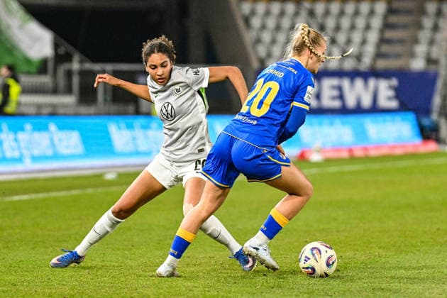 Fußball I Frauen I Saison 2025-2026 I Bundesliga I 15. Spieltag I FC Carl Zeiss Jena - VfL Wolfsburg I 18.03.2026 Zweikampf Steffi Schmid (20, FC Carl Zeiss Jena) lässt Cora Zicai (28, VfL Wolfsburg) nach einem Richtungswechsel aussteigen Jena Ernst-Abbe-Sportfeld, ad hoc Arena Thüringen Deutschland Copyright: xLobeca InesxHähnelx