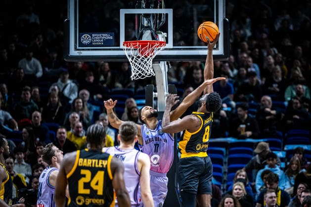 Basketball Berlin 18.03.2026 FIBA Champions League Round Of 16 Alba Berlin - AEK Athen Keyshawn Feazell (AEK Athen, No.08) Norris Agbakoko (Alba Berlin, No.17)
