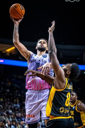 Basketball Berlin 18.03.2026 FIBA Champions League Round Of 16 Alba Berlin - AEK Athen Norris Agbakoko (Alba Berlin, No.17) Keyshawn Feazell (AEK Athen, No.08)