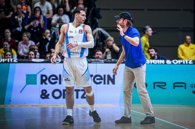easycredit BBL Basketball Bundesliga 2025 2026 21. Spieltag Nachholspiel 18.03.2026 Science City Jena vs EWE Baskets Oldenburg v.re. Spieler Jack Pagenkopf (Jena) im Austausch mit Trainer Björn Harmsen (Jena) Sparkassen Arena