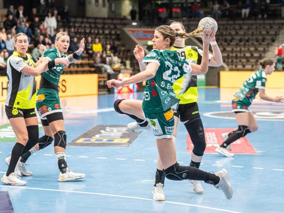 Sina Ehmann (Frisch Auf Frauen, 22) setzt sich gegen Emma Olsson (Borussia Dortmund, 29) durch, Frisch Auf Goeppingen vs. Borussia Dortmund, Handball, 1. Bundesliga, Spielzeit 2025 2026, 18.03.2026 Frisch Auf Goeppingen vs. Borussia Dortmund, Handball, 1. Bundesliga, Spielzeit 2025 2026, 18.03.2026 Goeppingen Copyright: xMichaelxSchmidt Eibner-Pressefotx EP_MST