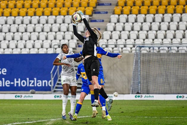 Fußball I Frauen I Saison 2025-2026 I Bundesliga I 15. Spieltag I FC Carl Zeiss Jena - VfL Wolfsburg I 18.03.2026 Parade von Jasmin Janning (1, FC Carl Zeiss Jena) die den Ball vor Lineth Beerensteyn (9, VfL Wolfsburg) aus der Luft fischt Jena Ernst-Abbe-Sportfeld, ad hoc Arena Thüringen Deutschland Copyright: xLobeca InesxHähnelx