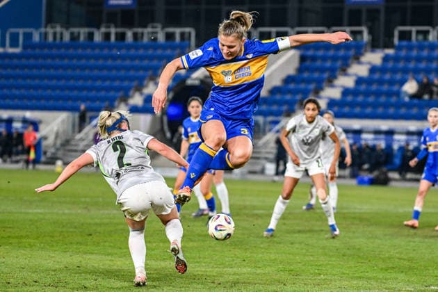 Fußball I Frauen I Saison 2025-2026 I Bundesliga I 15. Spieltag I FC Carl Zeiss Jena - VfL Wolfsburg I 18.03.2026 Zweikampf Thea Bjelde (2, VfL Wolfsburg) lässt Toma Ihlenburg (3, FC Carl Zeiss Jena) in die Höhe springen Jena Ernst-Abbe-Sportfeld, ad hoc Arena Thüringen Deutschland Copyright: xLobeca InesxHähnelx