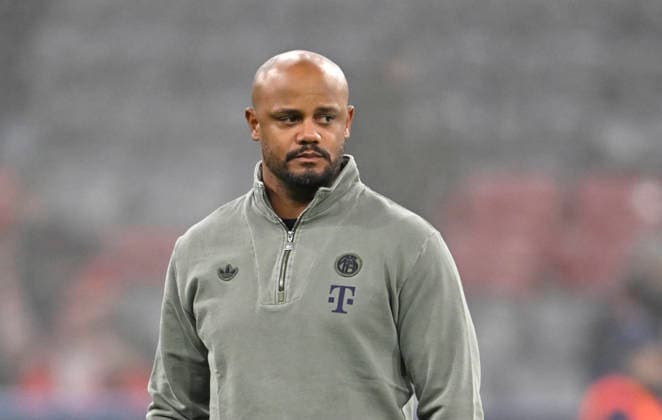 vor Spielbeginn: Platzbegehung Trainer Coach Vincent Kompany FC Bayern Muenchen FCB Portrait FC Bayern Muenchen FCB vs Atalanta Bergamo CL Champions League Achtelfinale Rueckspiel 18.03.2026 DFL REGULATIONS PROHIBIT ANY USE OF PHOTOGRAPHS AS IMAGE SEQUENCES AND OR QUASI-VIDEO FC Bayern Muenchen FCB vs Atalanta Bergamo