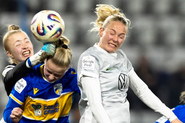 Google Pixel Frauen-Bundesliga: FC Carl Zeiss Jena vs. VfL Wolfsburg; Jena; 18.03.2026 Isabella Jaron ( 24; FC Carl Zeiss Jena) (vorne) und Jasmin Janning ( 1; FC Carl Zeiss Jena) (dahinter) gegen Guro Bergsvand ( 20; VfL Wolfsburg) Google Pixel Frauen-Bundesliga: FC Carl Zeiss Jena vs. VfL Wolfsburg; ad hoc arena im Ernst-Abbe-Sportfeld; 18.03.2026 DFB REGULATIONS PROHIBIT ANY USE OF PHOTOGRAPHS AS IMAGE SEQUENCES AND OR QUASI-VIDEO. Copyright: xBEAUTIFULxSPORTS Duehringx
